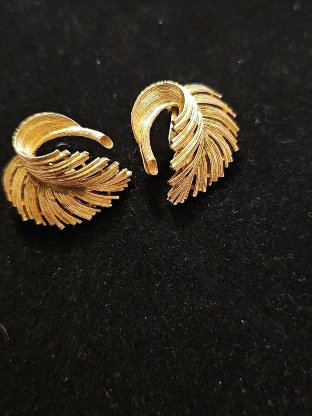 Vintage 1960s Lisner Gold Textured Feather Plume Clip On Earrings
